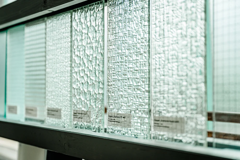 In der Ausstellung vom Glaser Region Düren Glas Plum sind verschiedene Glas-Varianten zu sehen